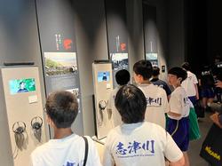 資料館で、生徒たちが展示物を熱心に見学している様子の写真
