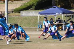 水色の法被を羽織った生徒たちがソーラン踊りの演技をしている写真