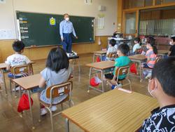 教室で児童たちが机に座って黒板の前に立つ南三陸消防署歌津出張所の及川所長さんの話を聞いている写真
