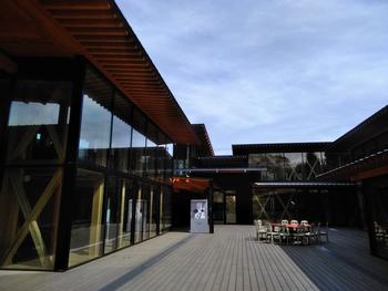 建物の外壁はガラス張りで床は木の板で、コの字型の作りになっており中央に中庭のように広がっている南三陸町生涯学習センターの写真