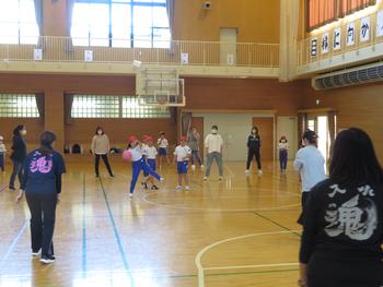 体育館で親子にわかれてドッジボールの試合をしている写真
