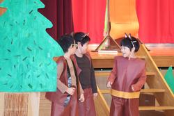 3人の児童が森の生き物を模した衣装を着て演技している写真