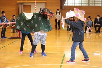 獅子舞のお面をつけて演技をしている入谷打囃子の発表の写真