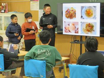 モニターに料理が4種類映し出され、男の子3名が発表をしている写真