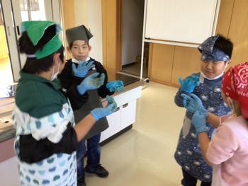 手袋についた味噌をなめている子供4名の写真