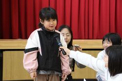 マイクを向けられた女の子が話をしている様子の写真