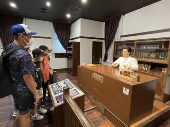 記念館の見学をしている生徒たちの写真