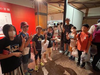 室内で子供たちが並んでピース姿で記念撮影をしている写真