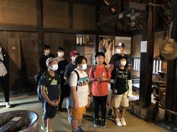 8人ほどの児童たちがマスクを着用し、リュックを背負い野口英世記念館の建物の中を見学している写真