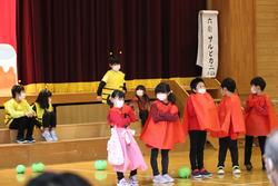 劇の登場人物に扮した子どもたちが、体育館の舞台で楽しそうに劇をしている写真