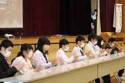 ステージに並んだ子どもたちがテーブルを叩くような動作で演奏している様子の写真