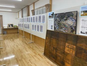 公民館の右側の壁ぞいに展示された作品の写真