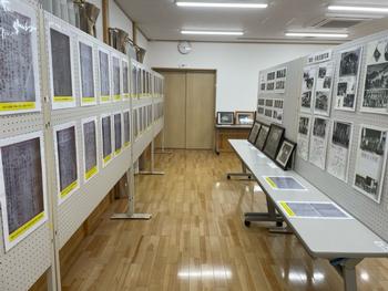 通路をはさんで右と左に展示されているパネルを写した写真