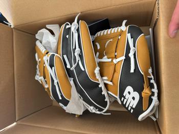 箱に入った茶色と黒のグローブが3つ入っている写真