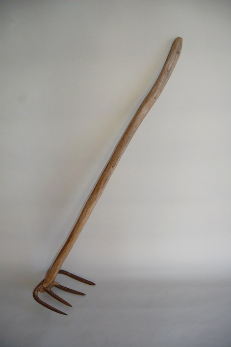 先端に四本の金属製の刃がついた農具の四本鍬の写真