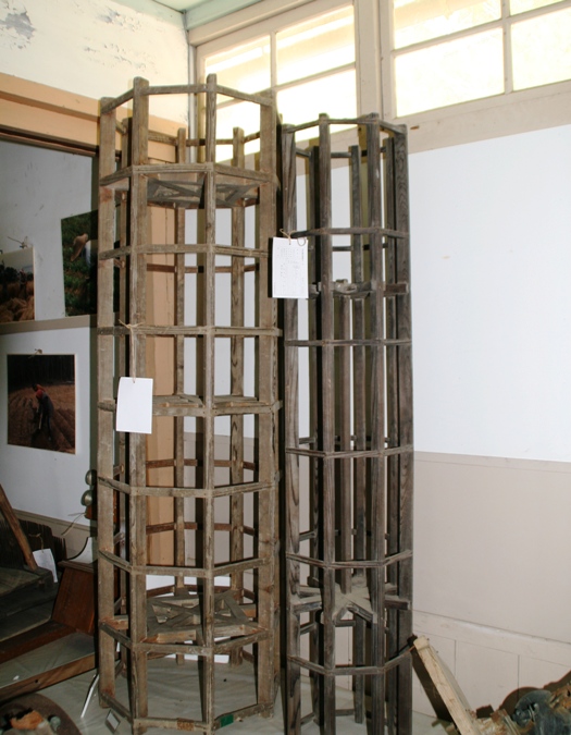 木の格子でできた円柱状の農機具が二つ並んでいる田植枠の写真