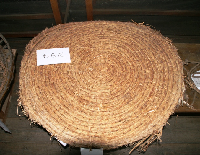 藁製でお盆状の様に丸く編まれた敷物のわらだの写真
