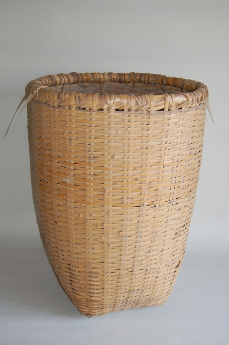 たて長の円筒形で、竹を編んで作られた「ほらかご」の写真