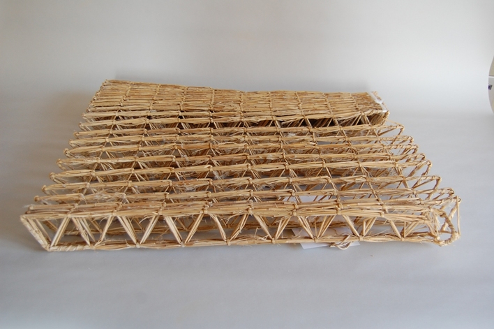 四、五本の藁を三角形に折ってくくった「やどい」の写真