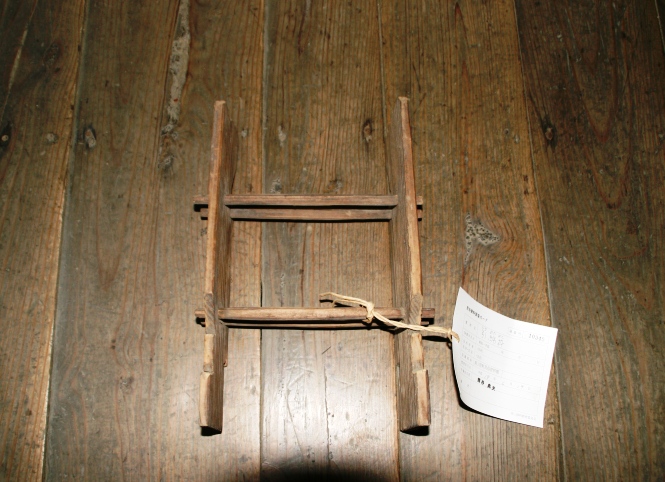 梯子の様な形をした木製の真綿掛けの枠の写真