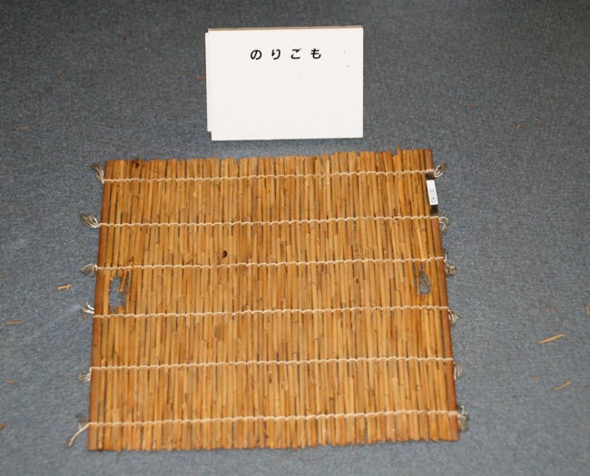 細い竹を横に並べて作られた四角い海苔簀の写真