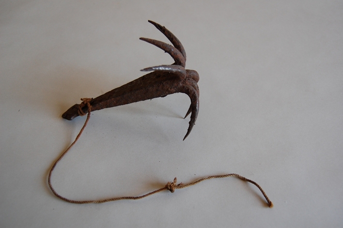 先端が六股に分かれている、紐付きの鉄製かぎ漁具のホヤかぎの写真