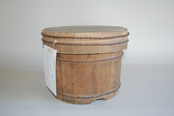 上部は蓋がついており、周囲は木の輪で締められた丸い木製の「おひつ」の写真