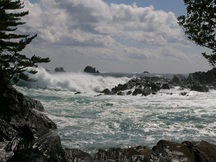 荒れた海で大きな波が岩に打ちつけている迫力のある風景の写真