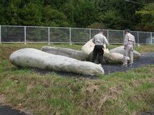 地面に大きく白っぽい花崗岩が横たわっているなまこ石の写真