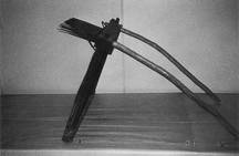 二本の鉄の刃がついた農耕用具の千歯こぎの写真