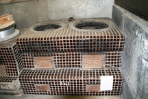 タイル張りで二つ口が並んだ「かまど」の写真