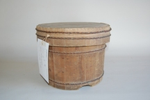 上部は蓋がついており、周囲は木の輪で締められた丸い木製の「おひつ」の写真
