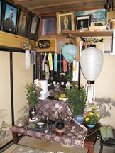 和室の一角に先祖の写真や位牌、供物、花、盆提灯が並べられた仏壇が設けられている盆棚を写した写真