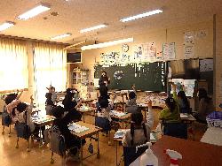 学習参観で国語の学習をしている1年生の教室の様子