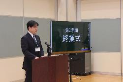 2学期終業式の際、全校児童の前でお話をする校長先生の様子