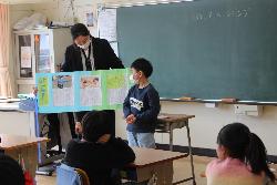 学習参観で生活科の学習でまとめたことを発表する児童の様子