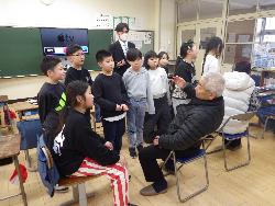 総合的な学習の時間でお世話になった地域の方とお話をする子供の様子