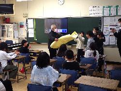 学習参観でお世話になった講師の方へお礼の手紙を渡している児童の様子