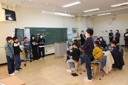 学習参観で総合手金学習の時間に学習したことを発表し、質疑応答をする児童の様子