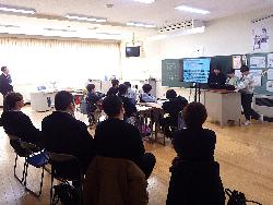 総合的な学習の時間でお世話になった講師の方々をお招きして学習内容を発表する児童の様子