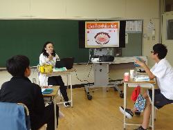 歯の大切さについて養護教諭と学習する児童の様子1
