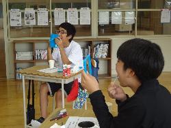 鏡でチェックしながら歯みがきを行う児童の様子