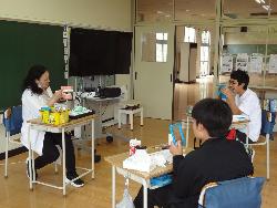 歯の大切さについて養護教諭と学習する児童の様子2