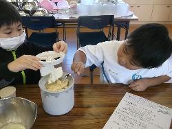 アイス作りに挑戦する児童の様子