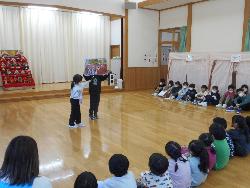 小学校の生活について絵で発表する児童の様子