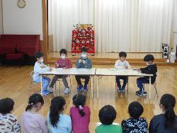 小学校での勉強の様子を寸劇で表現する児童の様子