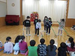 小学校での掃除の様子を寸劇で発表する児童の様子