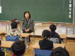 民話の語り部の方の声に耳を傾ける子供たちの様子2