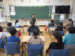 民話の語り部の方の声に耳を傾ける子供たちの様子1