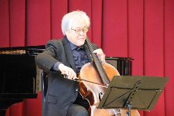 スマイルコンサートでチェロの演奏を披露する奏者の様子